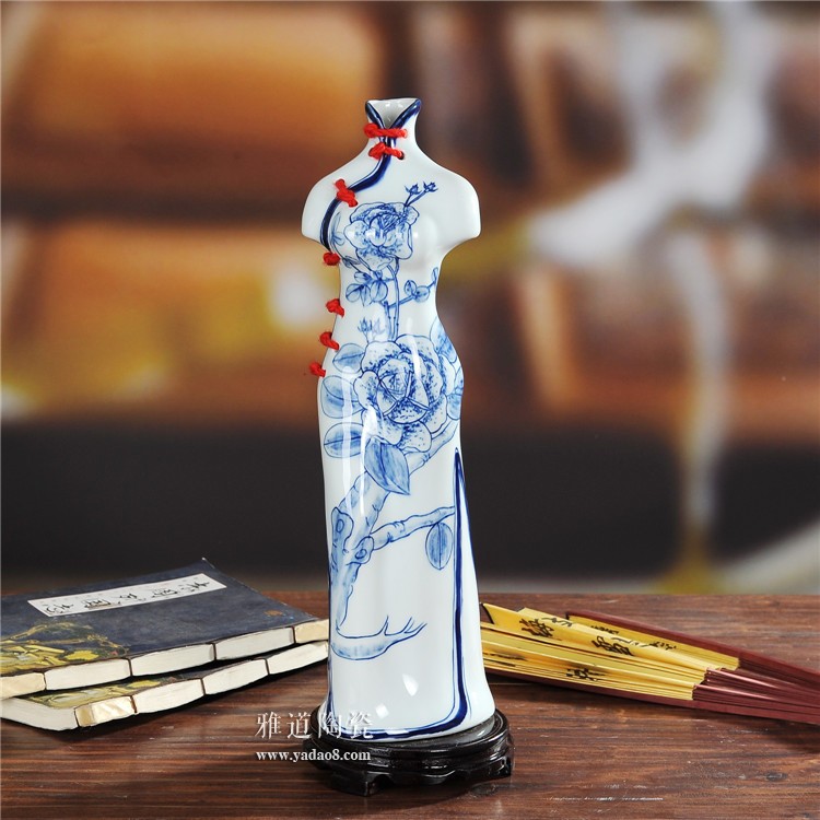 景德镇陶瓷创意旗袍美女陶瓷花瓶-梅花款