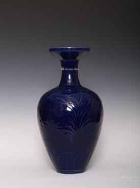元代霁蓝釉浅浮雕鱼藻纹瓶