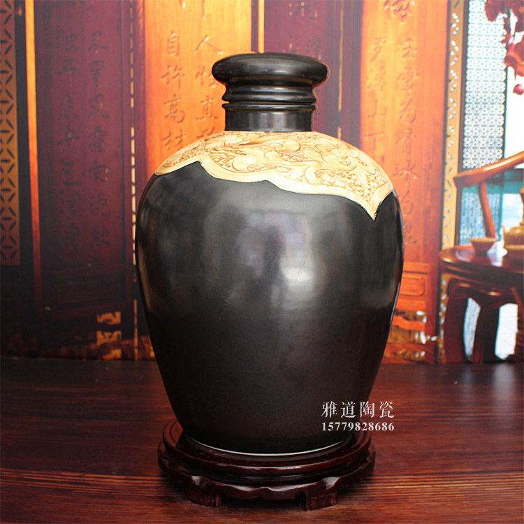 景德镇雕刻白酒工艺酒坛-款式二侧面