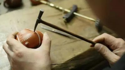 即将失传的瓷器技艺:锔瓷