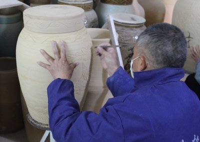 瓷器上的纹饰是如何弄上去的?