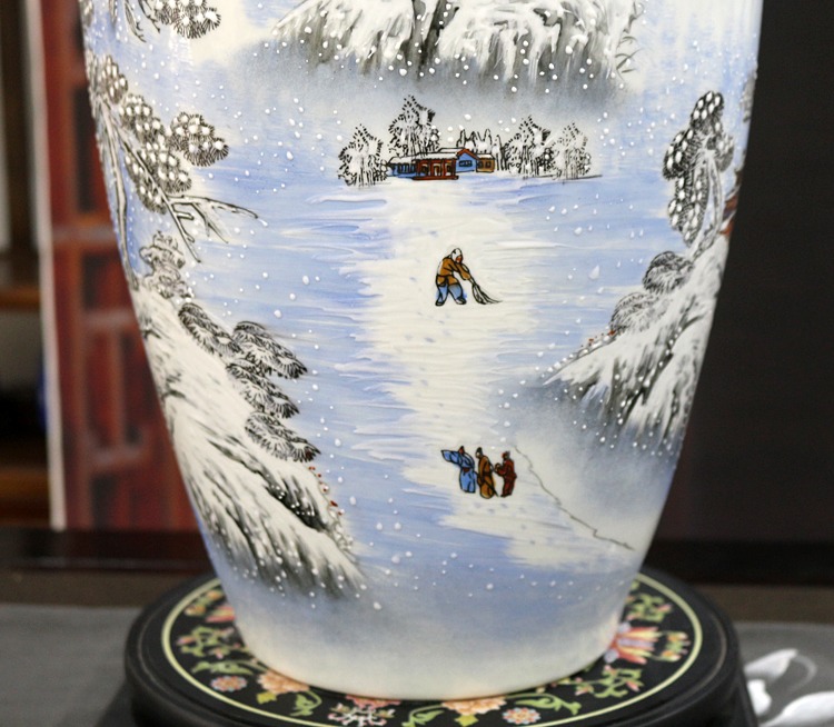 陶瓷中式花瓶客厅摆件（手绘雪景）-特写一