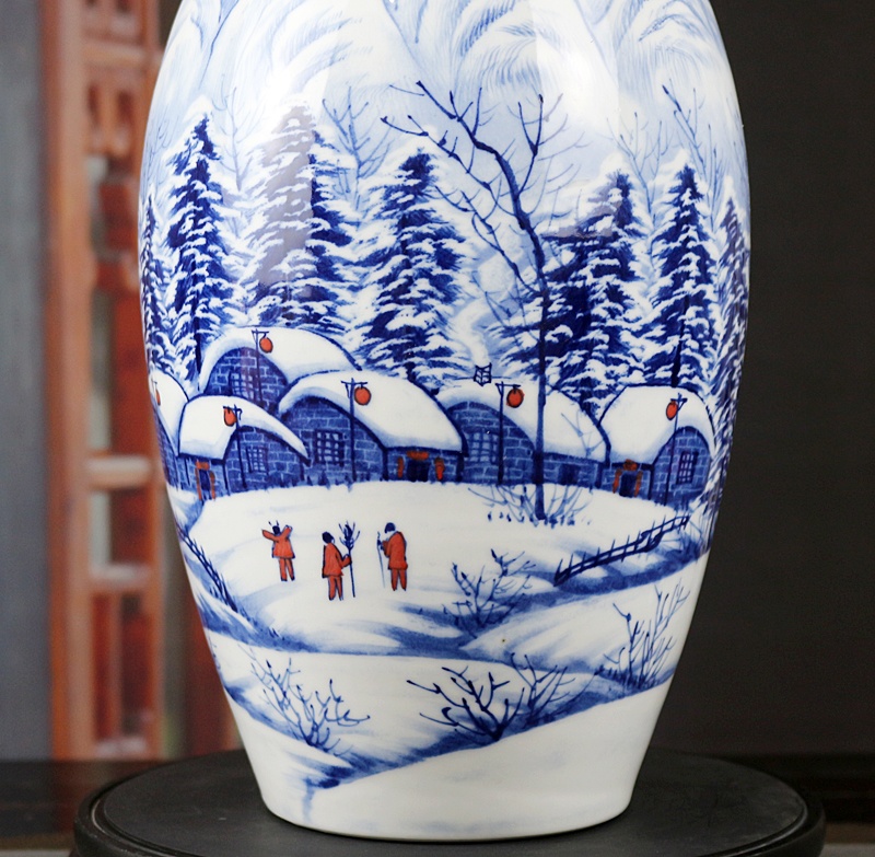 王云喜手绘景德镇陶瓷花瓶（瑞雪）(图2)