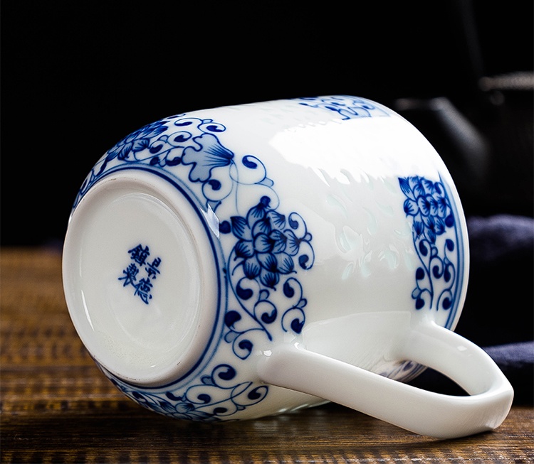 景德镇女士茶水分离镂空陶瓷茶杯(图6)