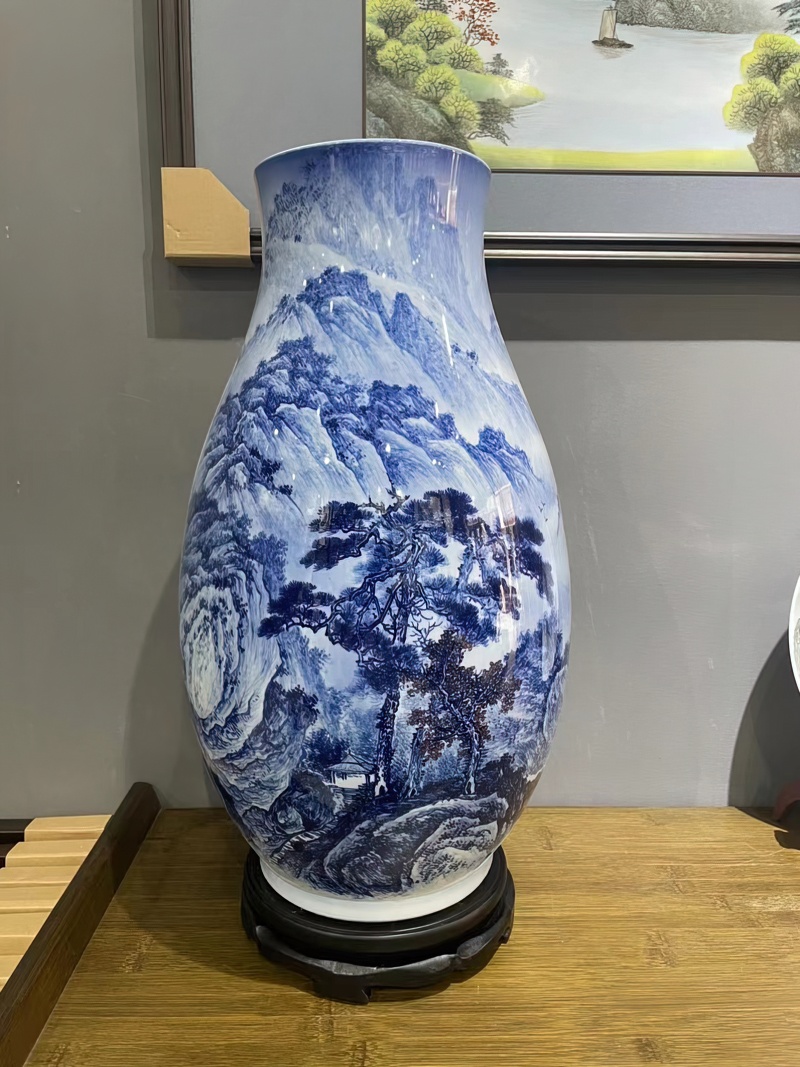 汪敏青花山水陶瓷花瓶（溪山清晓）(图1)