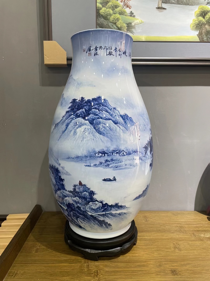 汪敏青花山水陶瓷花瓶（溪山清晓）(图2)