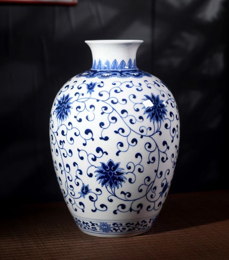 景德镇陶瓷手绘青花瓷缠枝莲纹花瓶 (图1)