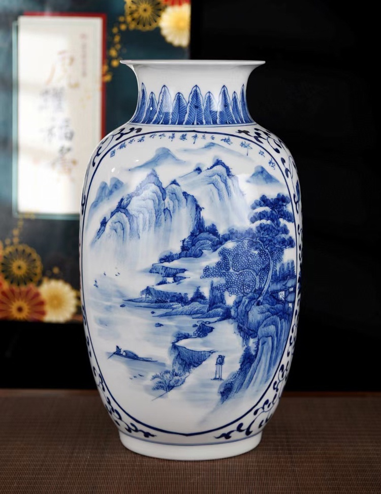 景德镇手绘青花缠枝莲双面开窗山水陶瓷花瓶(图1)