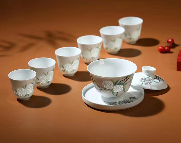 景德镇手绘玲珑瓷茶具礼品套装（绣球花）(图1)