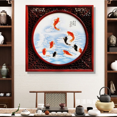 挂在客厅的装饰瓷板画（海阔凭鱼跃）